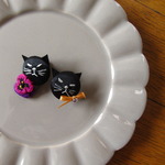 ::再販::【イヤリング】ビオラ刺繍と黒猫　no.2 ～チェリーピンク～