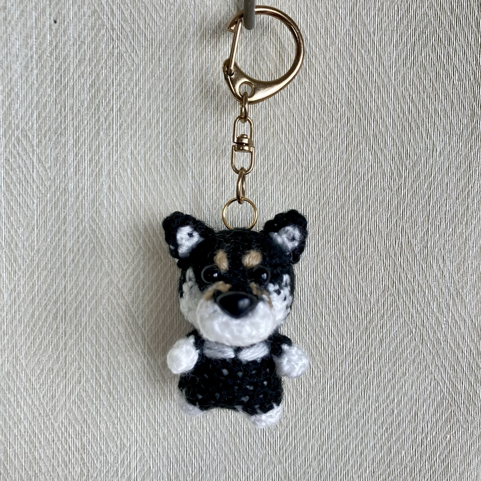 編みぐるみ犬キーホルダー:トイプードル(グレー／シルバー