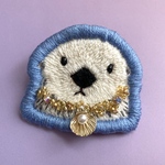 ラッコの刺繍ブローチ
