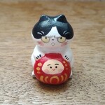 【ミニチュア置物】　達磨抱き猫(白黒ハチワレ)