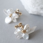 【再販】氷花 ひょうか / 雪が溶けた後に咲く花 イヤリング / ピアス クリスタル　水晶　天然石　パール　淡水パール　ホワイト　白　シンプル