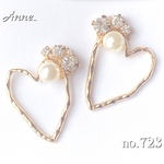 ハートフープのビジュー　ピアス　イヤリング　樹脂　ノンホール　蝶バネ　貼るピアス