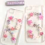 ②ナチュラル押し花でイニシャルiPhoneケース
