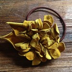 【r4様ご予約品】革花のヘアゴム Lサイズ  カラシ