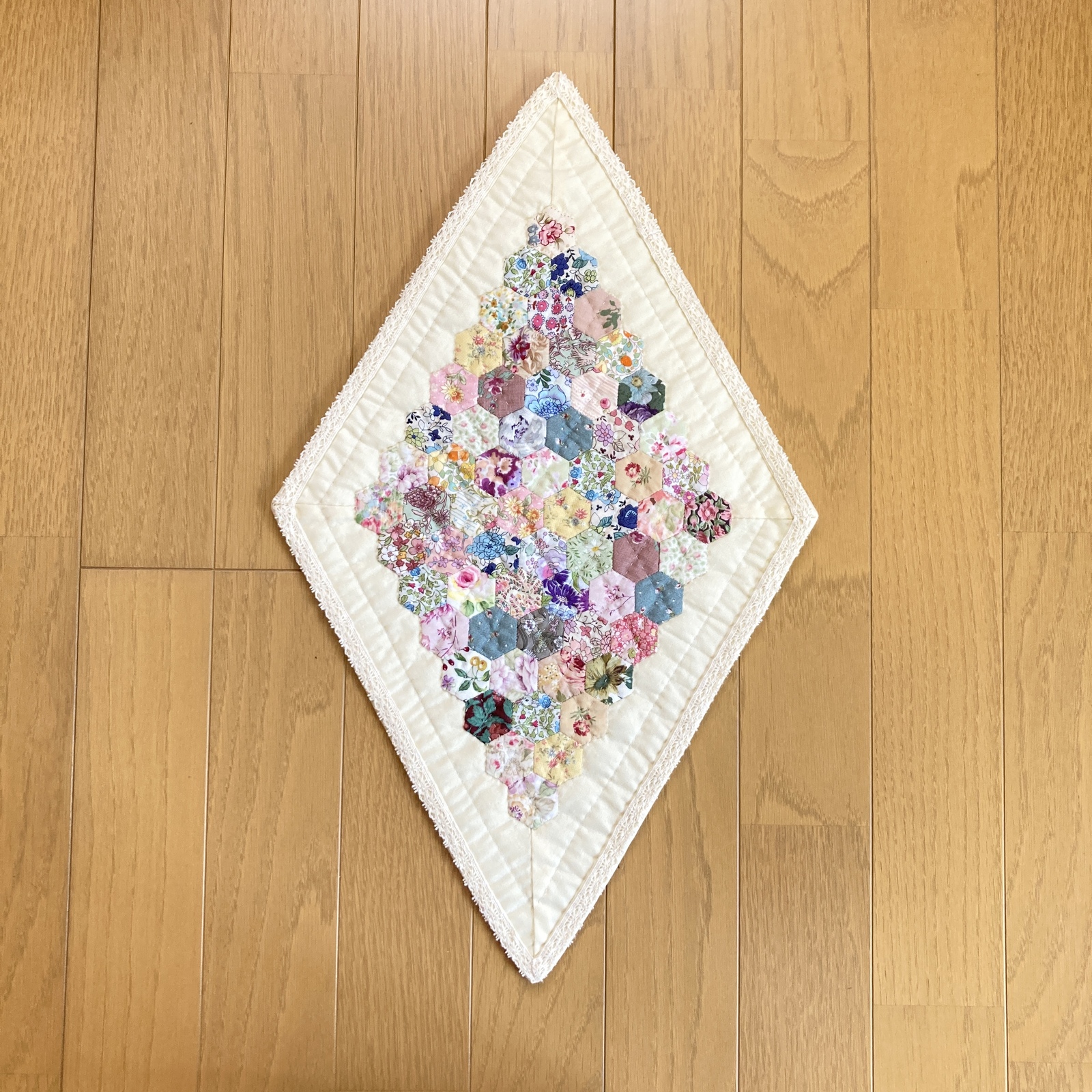 012 パッチワークキルト 花かごのミニキルト タペストリーにも