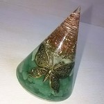 大きめ円錐形のオルゴナイト。翡翠とアベンチュリン