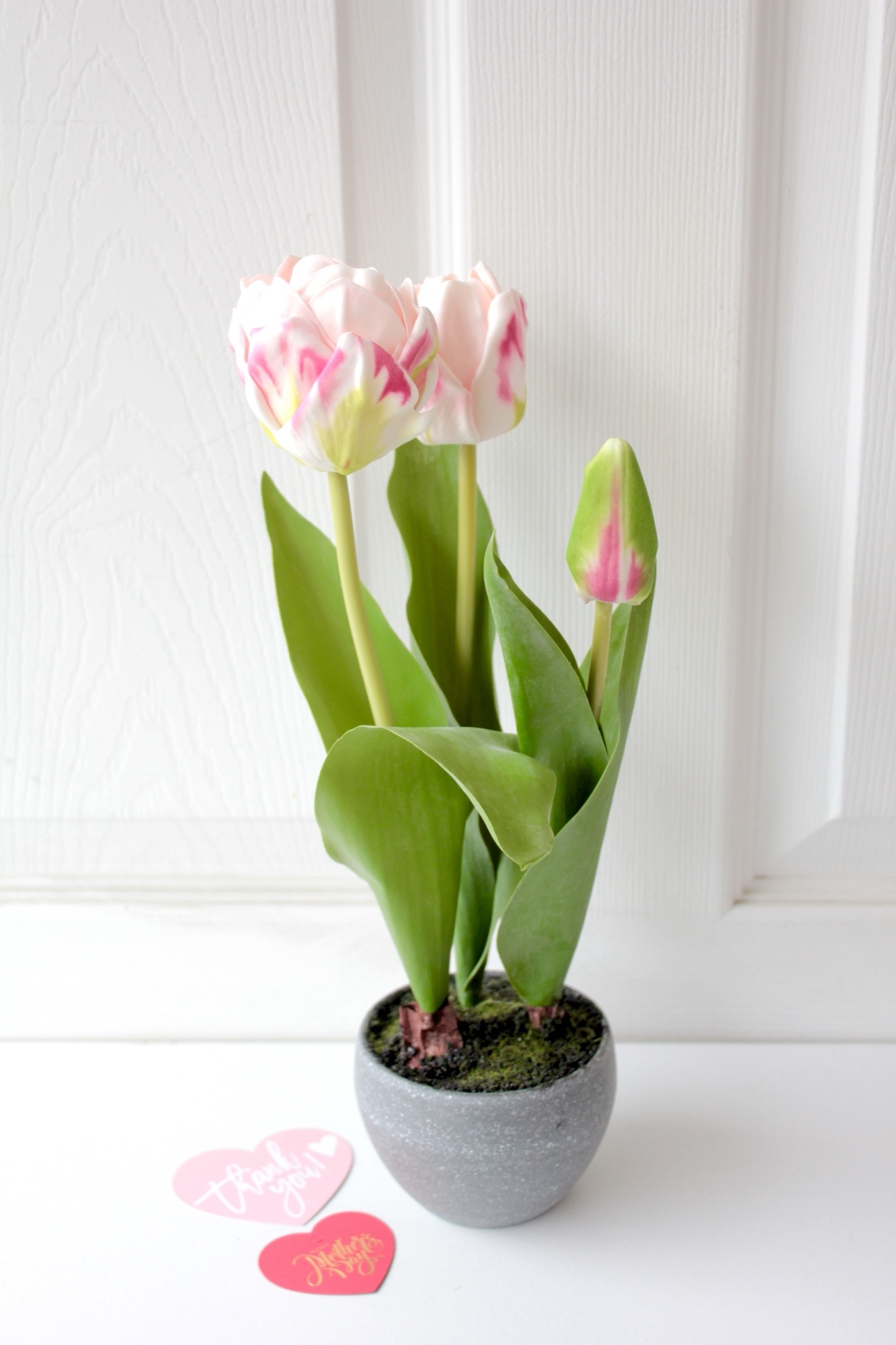 ハンドメイド❣️チューリップ、春のフラワーアレンジ❣️ 暖かい陽射し☀️ 少しホッとします 花粉は困るけど🥹 春には
