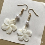 プルメリア　ピアス　パール調ビーズ　サージカルステンレス　ハンドメイド　ハワイアン　フラ