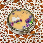 紫陽花と陽気なシマエナガのピルケース(円形)
