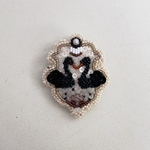 ビーズ刺繍のブローチ　黒鳥　シンメトリー
