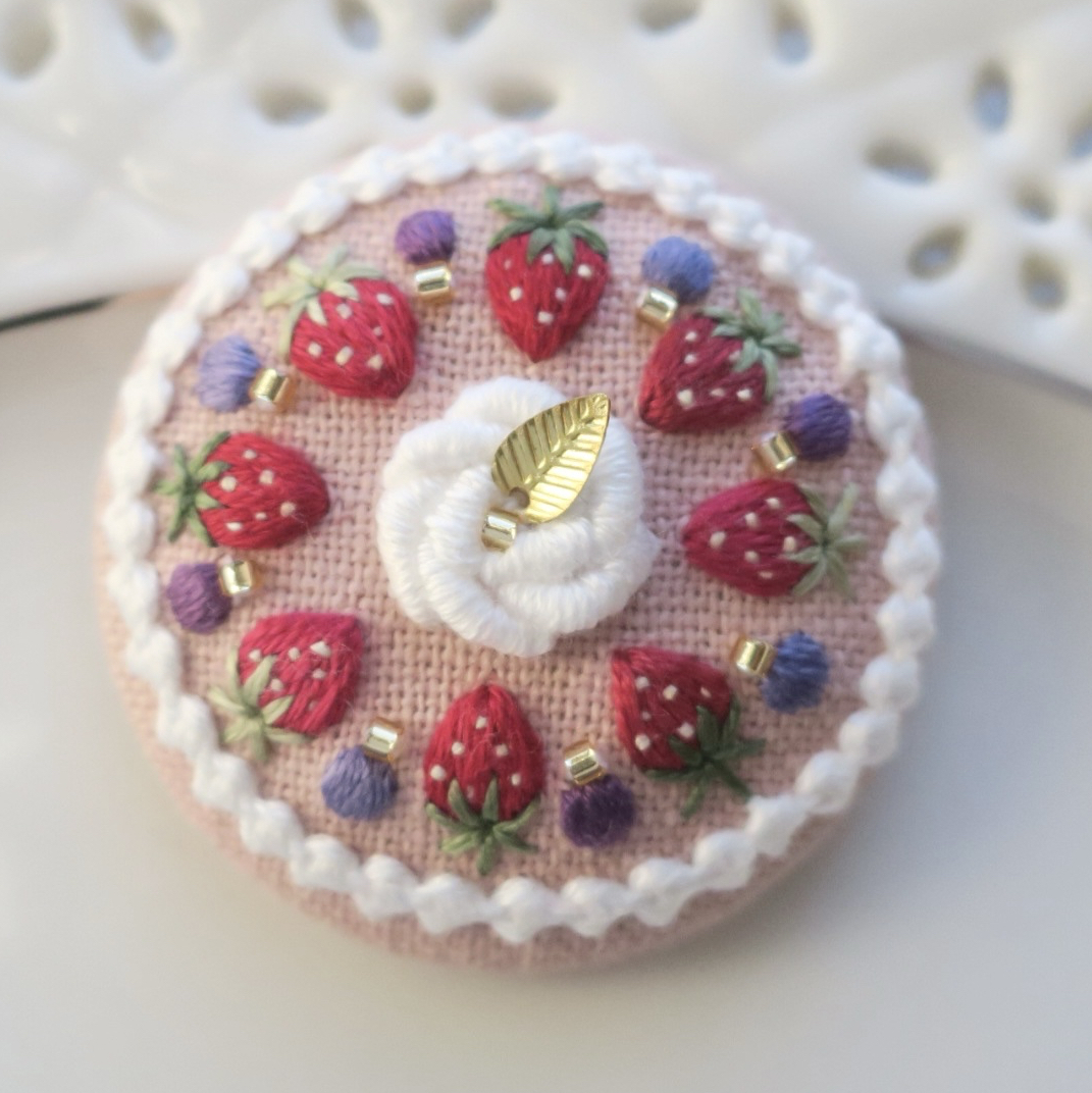 受注制作｠【いちごのショートケーキ】刺繍ブローチ