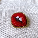 【ビーズ刺繍】リップブローチver.歯　金縁【スケ赤】