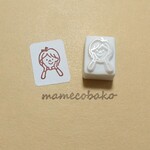 ショートカットのおんなのこ 考え中：消しゴムはんこ。