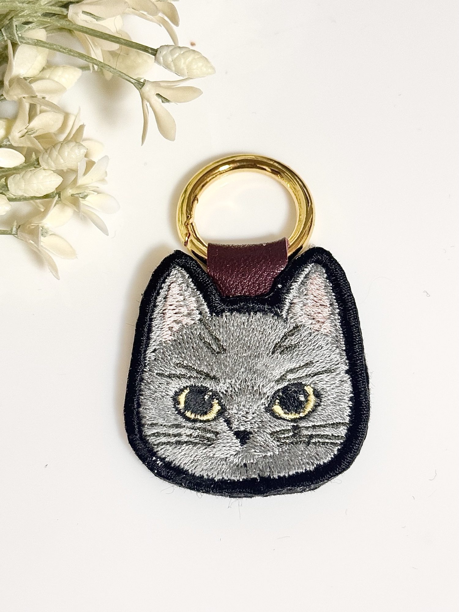 猫】ふちどり猫さんのキーホルダー 選べる ねこ 刺繍 ギフト