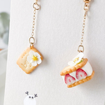 揺れるいちごのバターサンドとクッキーのピアス/イヤリング