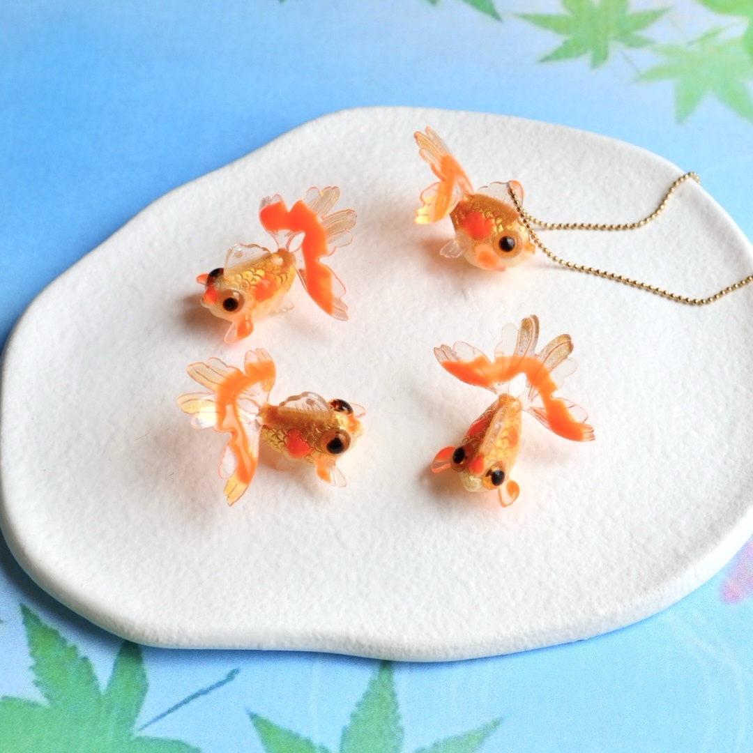オイルチャームアクセサリー金魚　アクアリウム　夏祭りまとめ売り　ディスプレイ棚付 新作☆金魚のチャーム ペンタンド 樹脂パーツ ゴールド×オレンジ