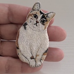 手刺繍ブローチ ちょこんと三毛猫