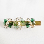つやつやお花のヘアクリップ＊クリアグリーン　緑　レジン　パール　花びら