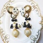 アンティークゴールドボタンと黒ドットのパンダ　ピアス　イヤリング　ワイヤーパール