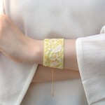 陽光のなかの草花の刺繍ブレスレット　ミモザ　インド刺繍リボン製　春　透け感　幅広　裏地付き　金具変更可　差し色　ボタニカル　ご褒美　プチギフト