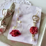赤いバラ薔薇 & 王冠のハート パール アシンメトリーピアス/イヤリング～メタル キラキラ ローズ ゴールド セレモニー 揺れる プレゼント ギフト フラワー 花 結婚式 デート お呼ばれ レッド