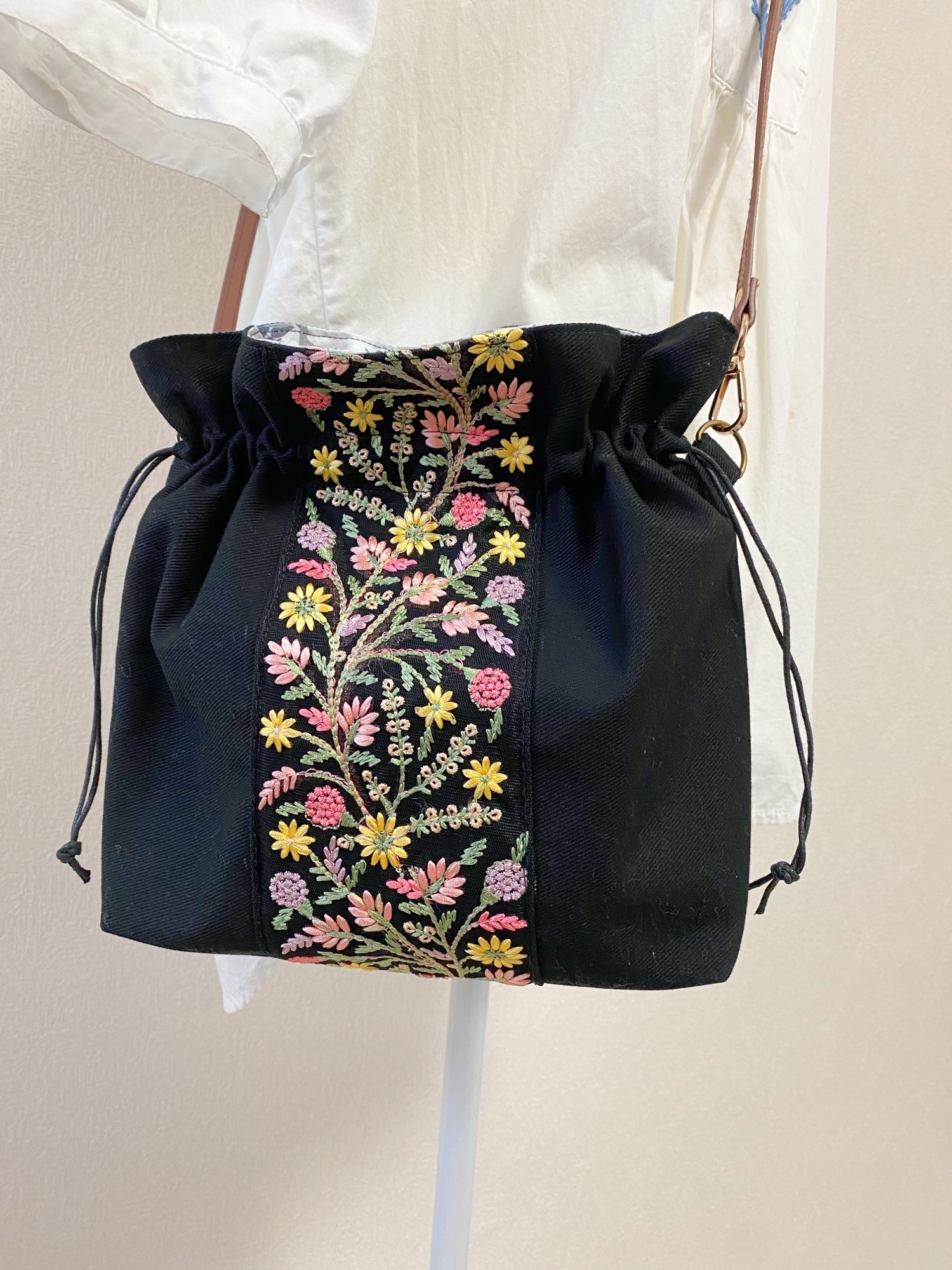 ちょこ　インド刺繍ホワイト　ショルダーバッグ2way ハンドメイド インド刺繍リボンのショルダーバッグ - aora