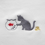 金魚をこよなく愛する子猫の刺繍入りＴシャツ　6.2オンス