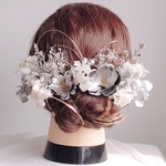 モダン和風　白無垢　枝モノアレンジ　黒髪　タイトシニヨン　シニヨンヘア　赤いハナミズキ　ヘアアクセ　ドライフラワー　和装ヘア 　髪飾り　成人式ヘア　卒業式ヘア　前撮り　ゴールド　振袖　着物　袴　