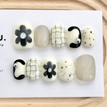 𝐧𝐞𝐰︎✦︎ 黒ごまミルクフラワー 🐼🫖🏁  サイズオーダーネイルチップ/チビ爪/短爪/ベリーショート/モノクロ/マイカ/キラキラ/マグネット/プール/落書き/マット/うるうる/普段使い