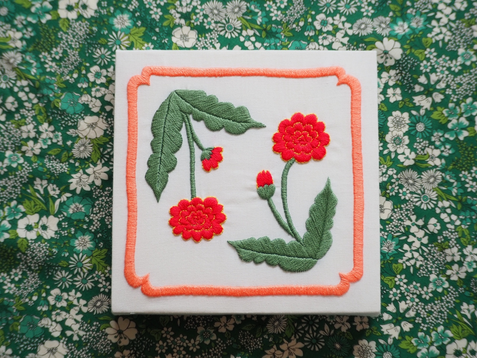 刺繍パネル　《２本のお花　No.３》