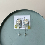 刺繍イヤーアクセサリー　フリルビーズ　ライトブルー　紫陽花　ガラスビーズ