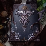 *☆古の魔女と使い魔の魔法の書☆*🦉
⚠️魔導書はお一人様1冊までの販売となります
☆A5サイズとなります カラー：ダークグレー