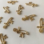 【10個/SALE】ボタニカルチャーム28×18mm／ゴールド