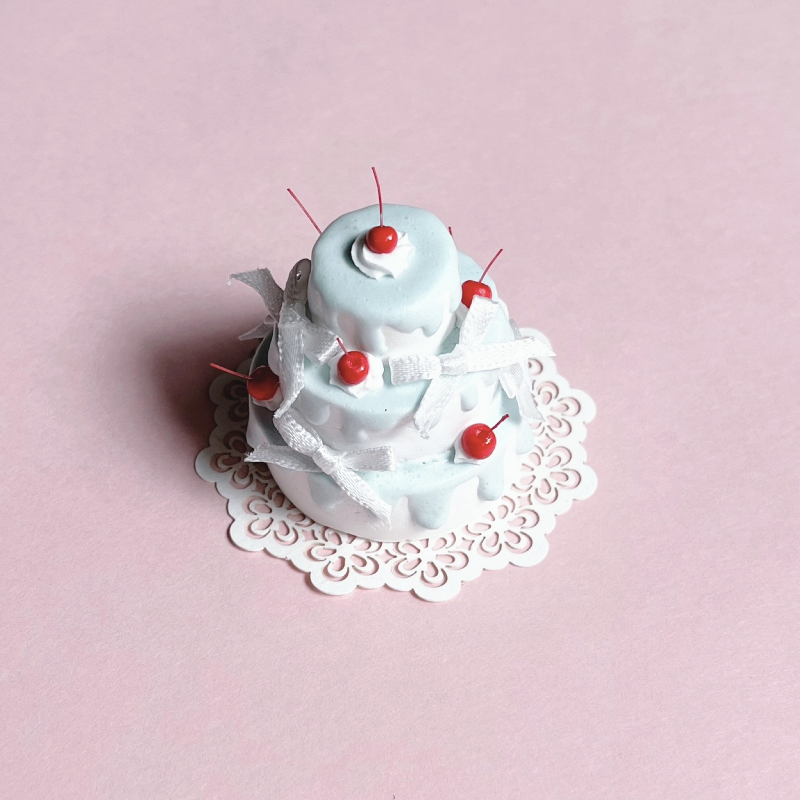 ミニチュア さくらんぼの3段ドリップケーキ ブルー クレイケーキ