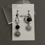 【アシメ太陽　ピアス/イヤリング】アシンメトリー　シルバー　ブラック　モード系　ひと癖　個性的　金具交換可　サージカルステンレス　チタン　送料込み