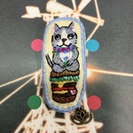 猫刺繍ブローチ　ハンバーガーの上からこんにちは