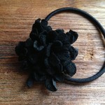 革花のヘアゴム  Mサイズ(葉っぱなし） ブラック