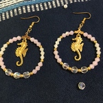 タツノオトシゴのチェコビーズフープピアス