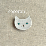 陶土の猫のお顔ブローチ(緑色の瞳の白猫)