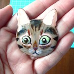 七宝焼・びっくりキジトラねこのブローチ