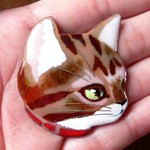 七宝焼・赤い首輪のキジトラこねこ