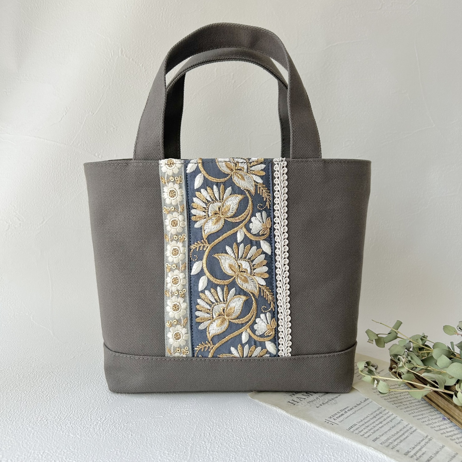 トートバッグ　ハンドメイド　インド刺繍リボン× 帆布　縦23㎝×横33㎝×12㎝ ◇再販◇【Sサイズ】インド刺繍リボンのトートバッグ キナリ