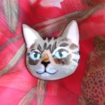 七宝焼・水色の瞳のキジトラねこのブローチ
