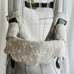 babybjorn☆ベビービョルン☆ハーモニー☆抱っこ紐カバー☆☆もくもくデザイン☆上品　華やか　かすみ草刺繍　ライトグレー　肩紐カバー付き