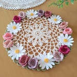マーガレットとピンクの野ばらいっぱいのレース編みドイリー19.5cm