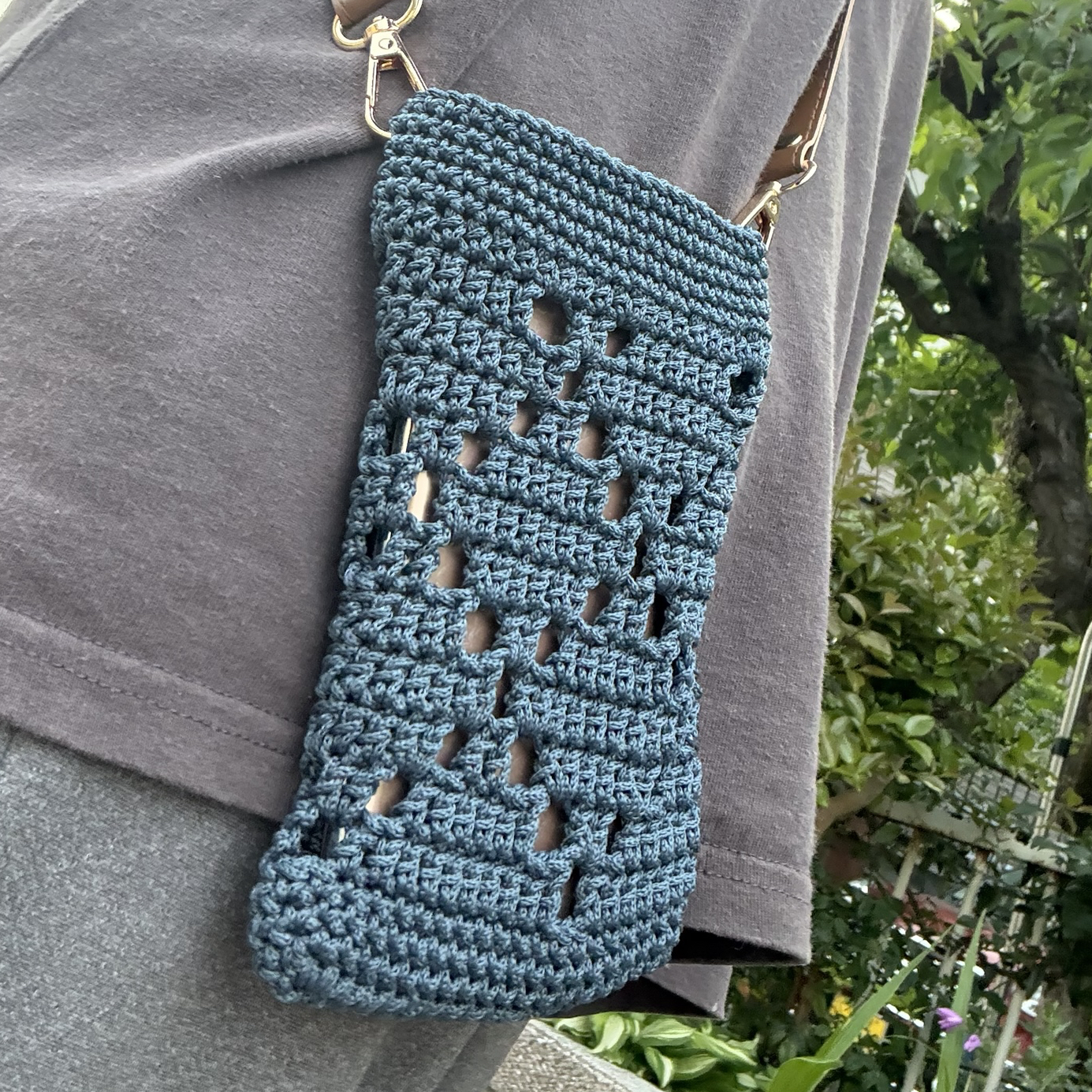 ハンドメイド　編み物　グラニースクエア　モチーフ繋ぎ　マルチカバー　手編み デイジーグラニースクエアのマルチカバー、モチーフを増やして