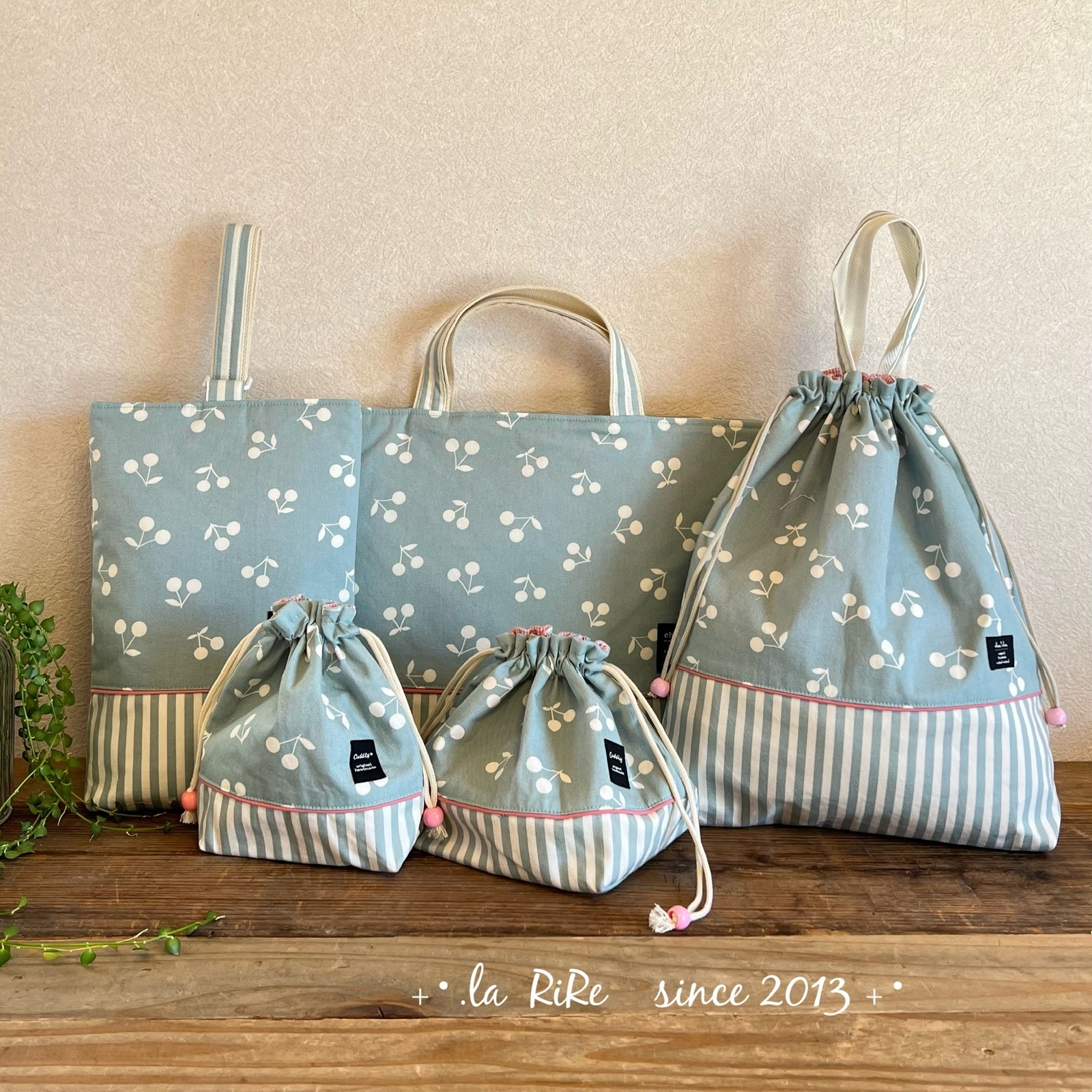 GiZMo　手刺繍　リボン刺繍生地　体操服袋　上履き入れ　お弁当袋　1/2 GiZMo 手刺繍 リボン刺繍生地 体操服袋 上履き入れ お弁当袋 2/2