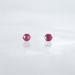 【天然石ルビーのつけっぱなしピアス】4mm 赤　レッド　ピンク　サージカルステンレス製で金属アレルギー対応☆ひと粒スタッドピアス