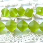 ピラミッドすりガラス渋い黄緑　チェコビーズ１０個