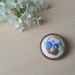 花束をバスケットに詰め込んで✳︎刺繍ブローチ